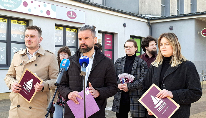 Partia Razem apeluje o poprawę dostępności kolei. Trwa zbiórka podpisów Partia Razem apeluje o poprawę dostępności kolei. Trwa zbiórka podpisów